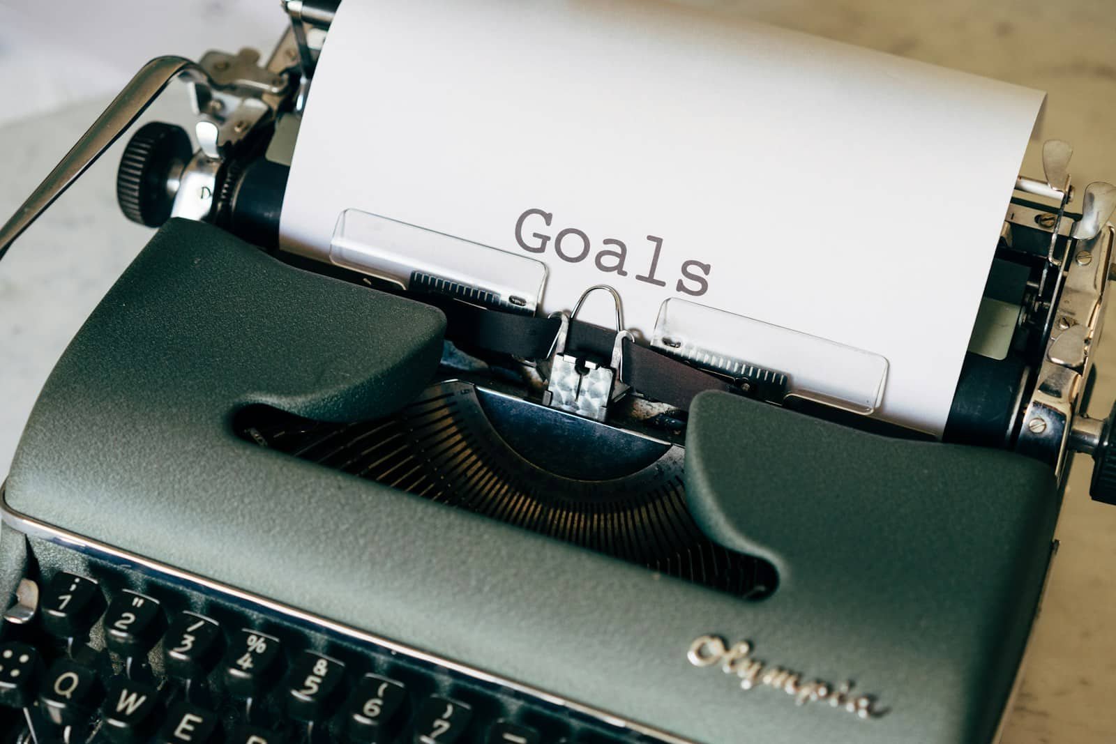 Vintage typewriter showcasing goals symbolizes creativity and aspiration for personal growth.